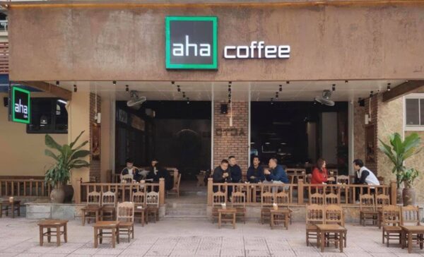 Aha Cafe mang đậm phong cách cà phê đường phố, tạo cảm giác thân quen