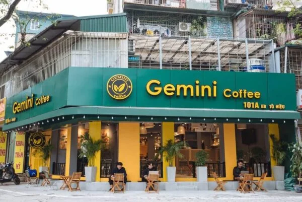 Gemini Coffee nổi bật với hai gam màu vàng và xanh